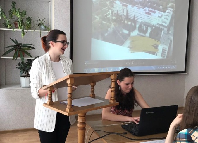 Про навчання на факультеті філології  і журналістики розповідає студентка Нагорна Юлія